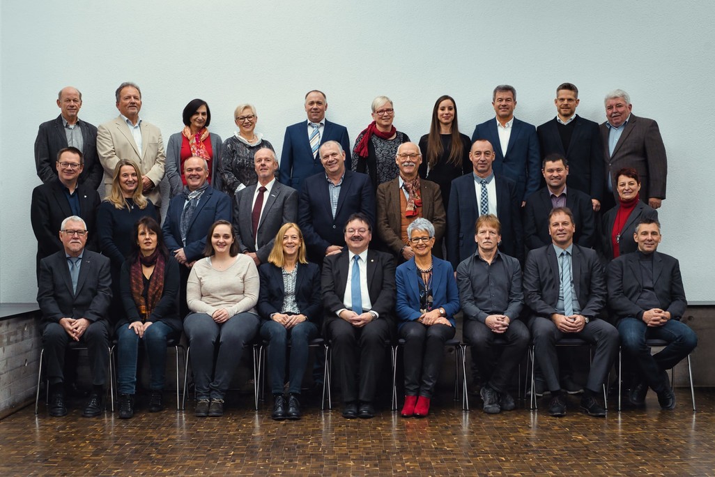 Gruppenbild der Gemeinderäte Bad Friedrichshall mit den Fachbereichsleitern und dem Bürgermeister. 