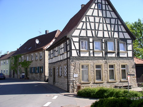 Das am Rande der Kernstadt gelegene Hagenbach gilt als reines Wohngebiet. Auf dem Bild ist das alte Rathaus Hagenbach zu sehen. 