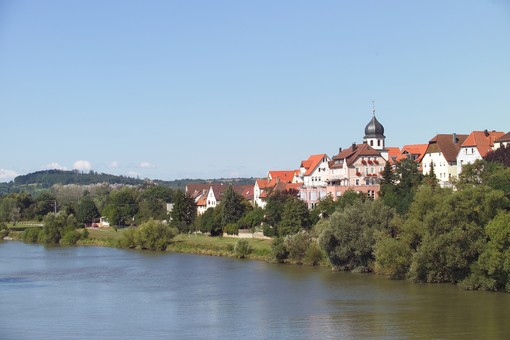 Jagstfeld ist ein ehemaliges Salz- und Fischerdorf. Auf dem Bild wird die wunderschöne Silhouette Jagstfelds vom Neckar aus gezeigt. 