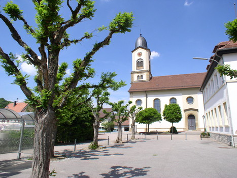 Der Ortsteil Untergriesheim wird aufgrund seiner Lage als die Perle im Jagsttal bezeichnet. Auf dem Bild ist die Sankt Baptist Kirche abgebildet. 